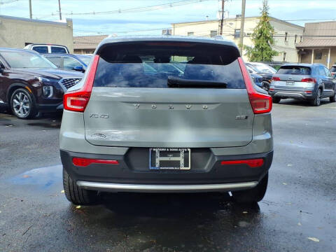 2025 Volvo XC40 B5 Core Bright Theme