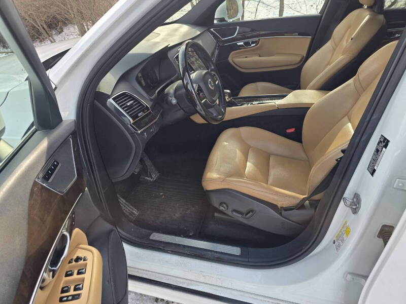 2016 Volvo XC90 T6 Momentum