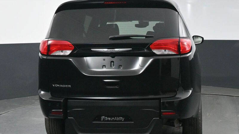 2025 Chrysler Voyager LX