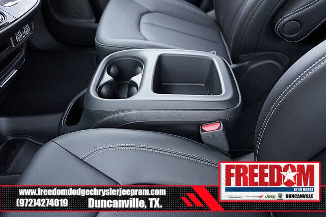 2025 Chrysler Voyager LX