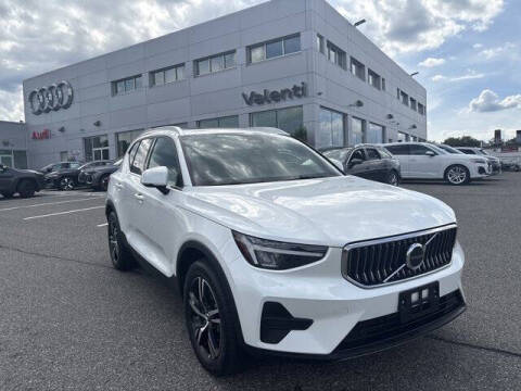 2025 Volvo XC40 B5 Core Bright Theme