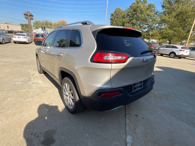 2014 Jeep Cherokee for sale at Auto Connection in Waterloo, IA