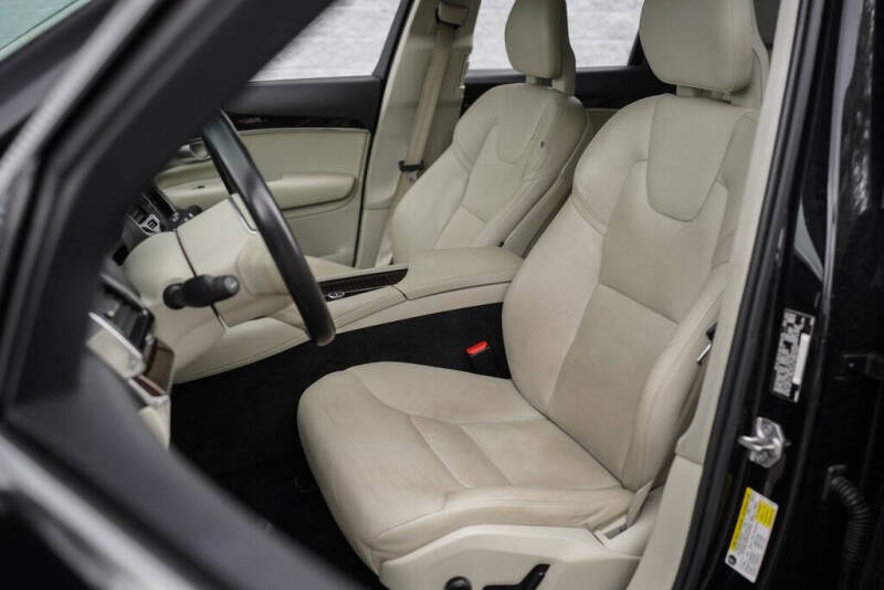 2017 Volvo XC90 T5 Momentum