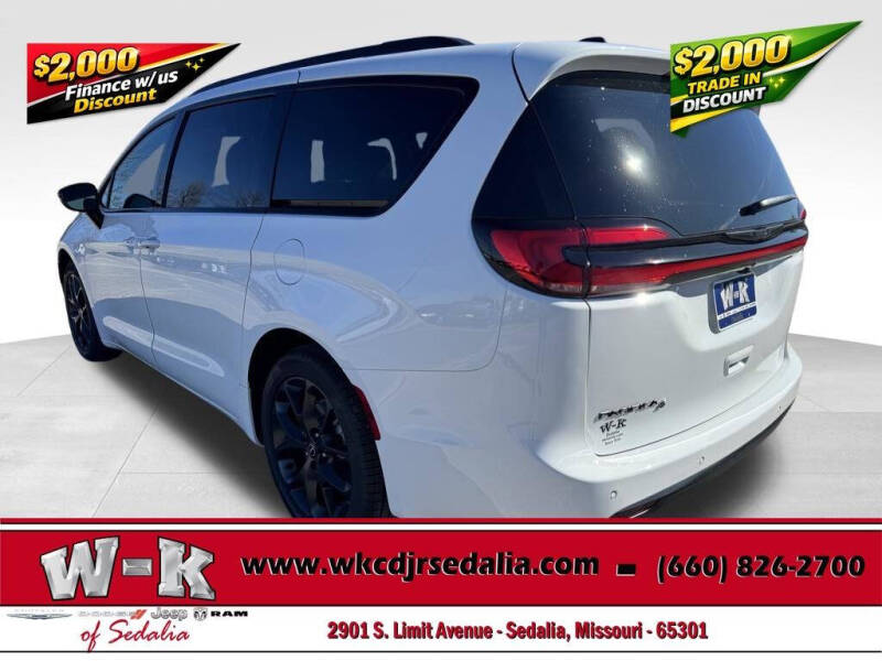 2026 Chrysler Pacifica Select
