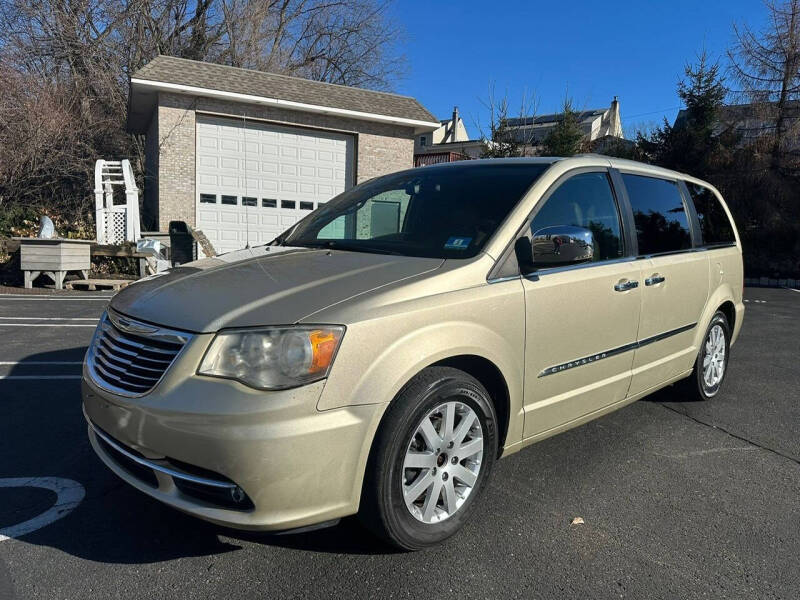 2011 Chrysler Town & Country Touring-L's photo