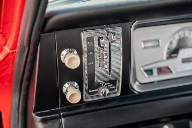 1968 Jeep Wagoneer 21