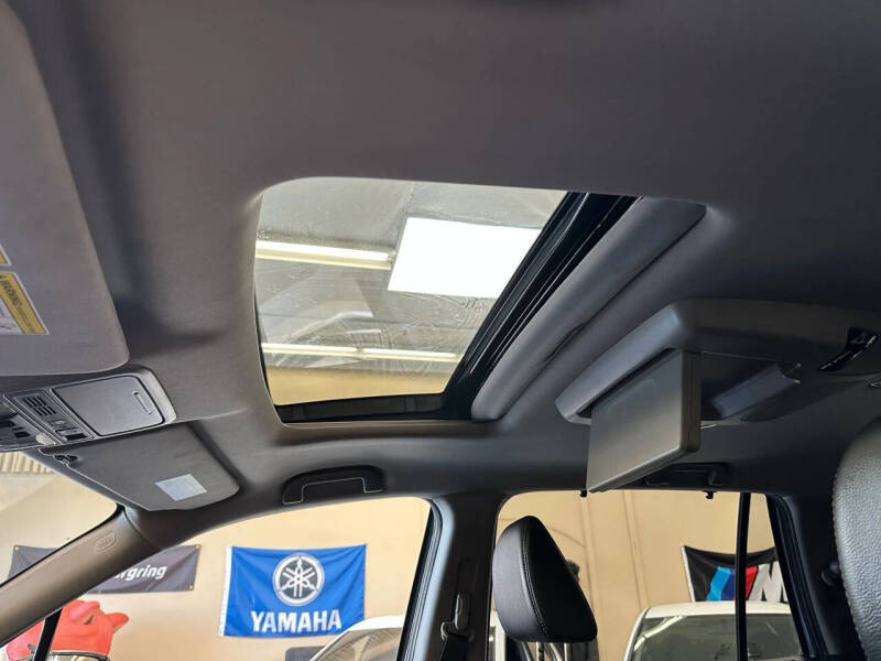 2021 Honda Pilot Touring w/Rear Captain's Chairs