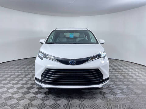 2025 Toyota Sienna LE 8-Passenger