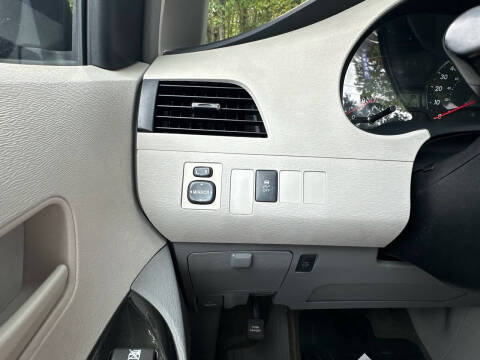 2012 Toyota Sienna LE 8-Passenger