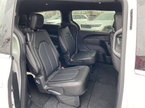 2026 Chrysler Pacifica Select