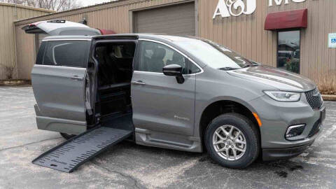 2025 Chrysler Pacifica Select