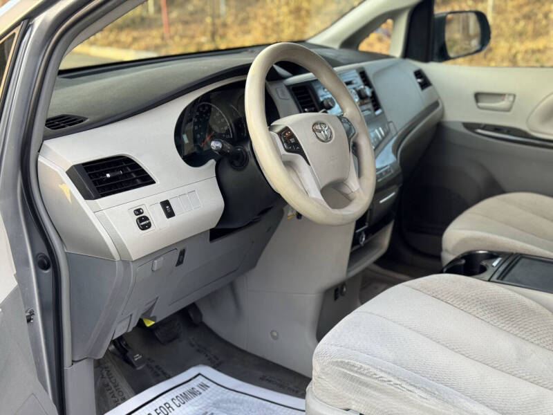 2013 Toyota Sienna LE 8-Passenger