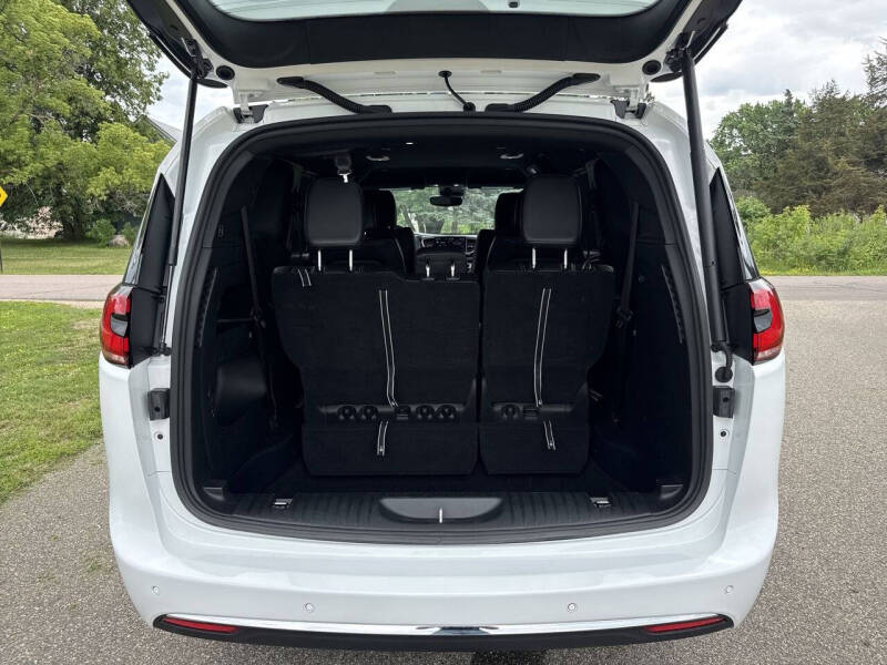2025 Chrysler Pacifica Select