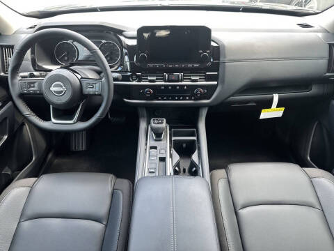 2025 Nissan Pathfinder SL