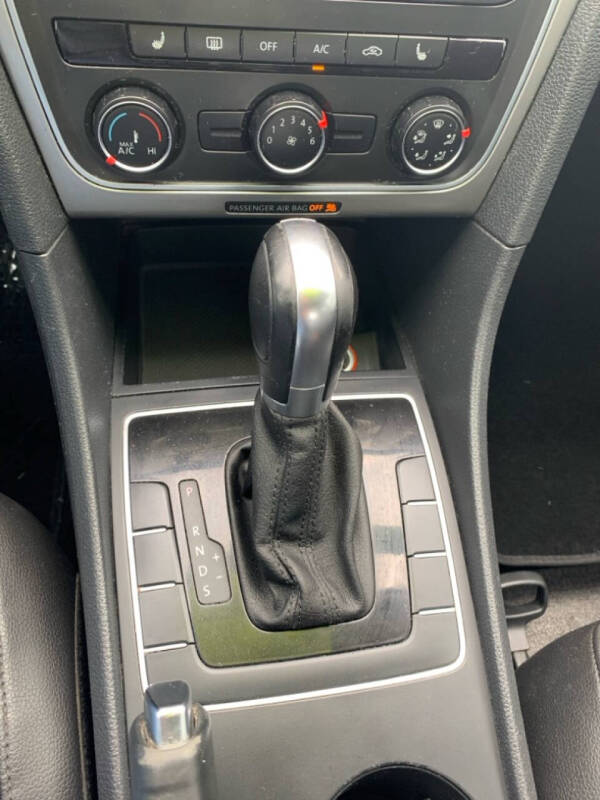 2014 Volkswagen Passat 1.8T S PZEV