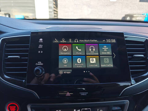 2020 Honda Pilot Touring w/Rear Captain's Chairs