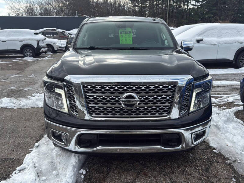 2019 Nissan Titan SL's photo
