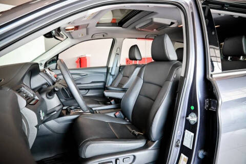 2022 Honda Pilot Touring w/Rear Captain's Chairs