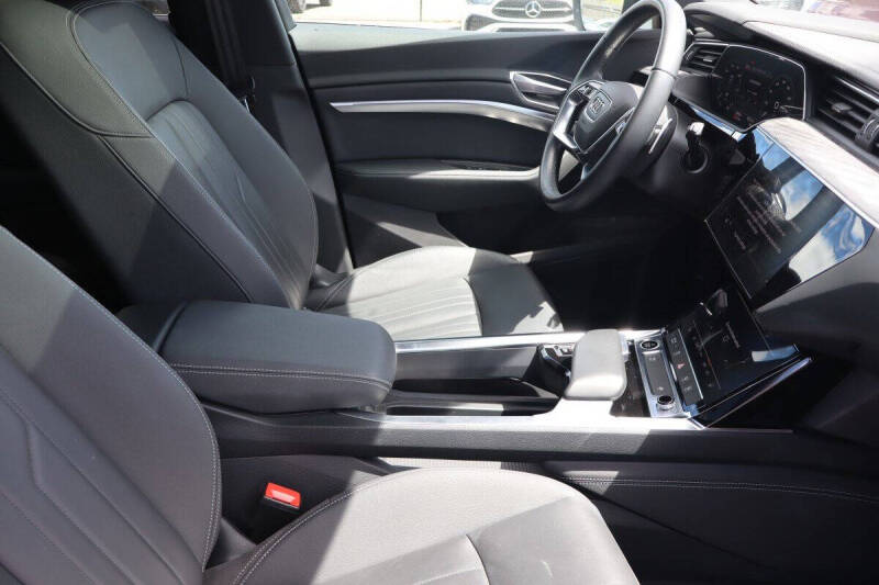 2022 Audi e-tron quattro Premium