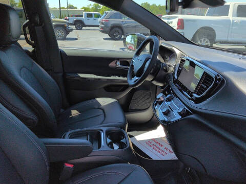 2027 Chrysler Pacifica Select