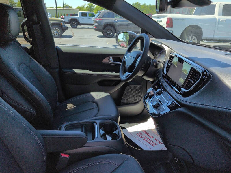 2027 Chrysler Pacifica Select