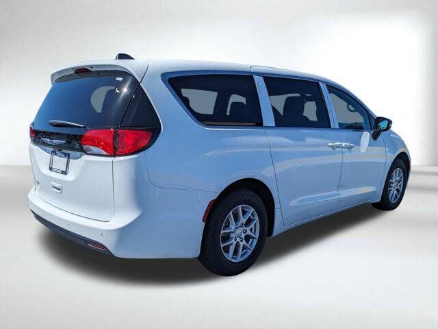 2026 Chrysler Voyager LX