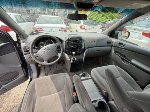 2005 Toyota Sienna LE 7 Passenger