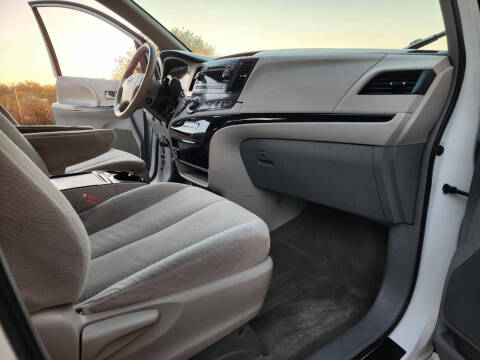 2013 Toyota Sienna LE 8-Passenger