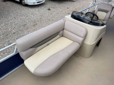 2014 Tracker MARINE FISHIN BARGE