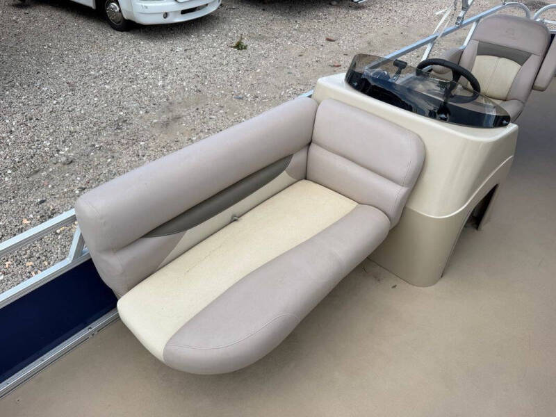 2014 Tracker MARINE FISHIN BARGE