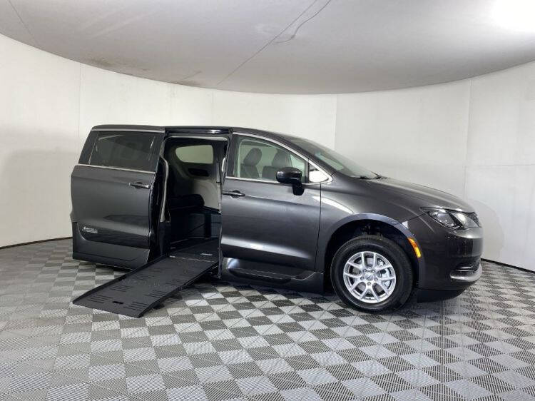 2022 Chrysler Voyager LX