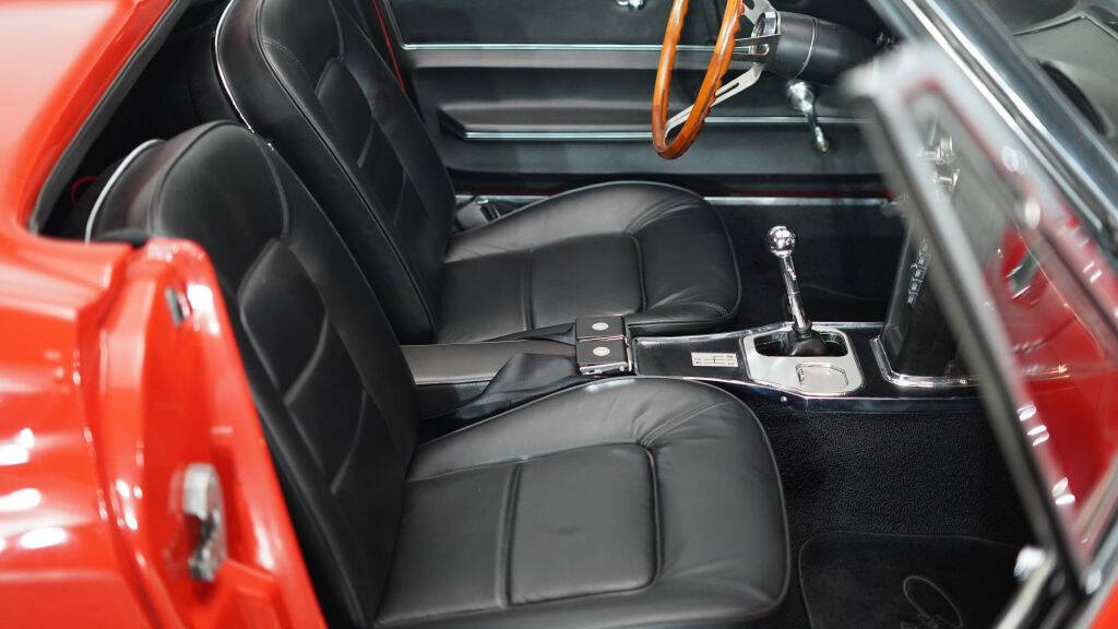 1965 Chevrolet Corvette 19