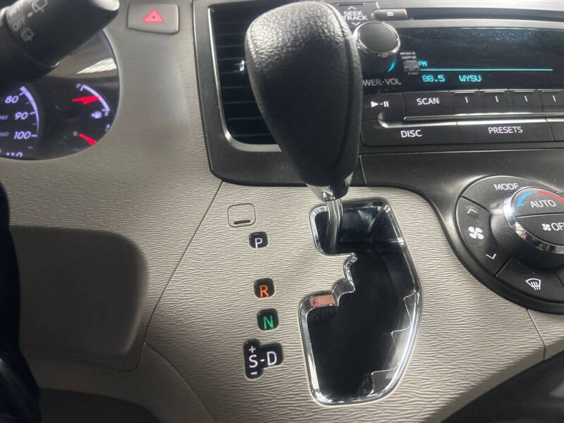 2014 Toyota Sienna LE 8-Passenger