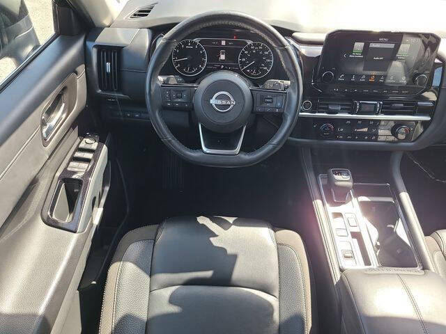 2024 Nissan Pathfinder SL