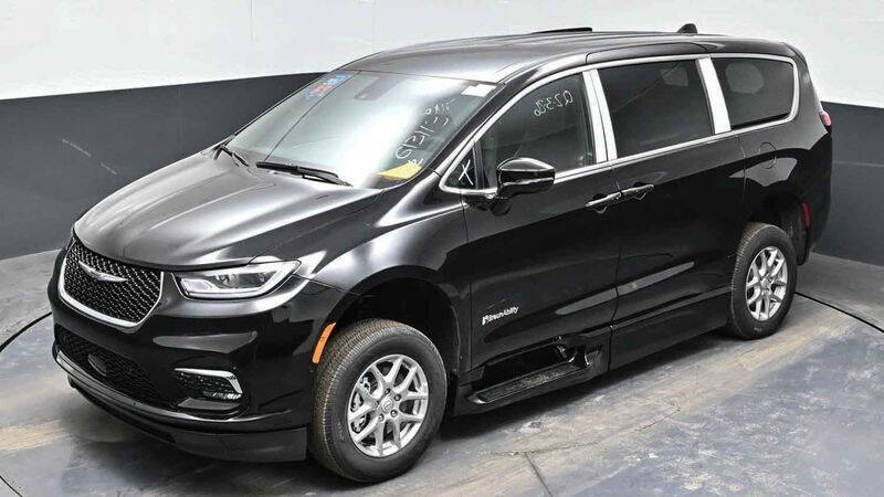 2025 Chrysler Pacifica Select