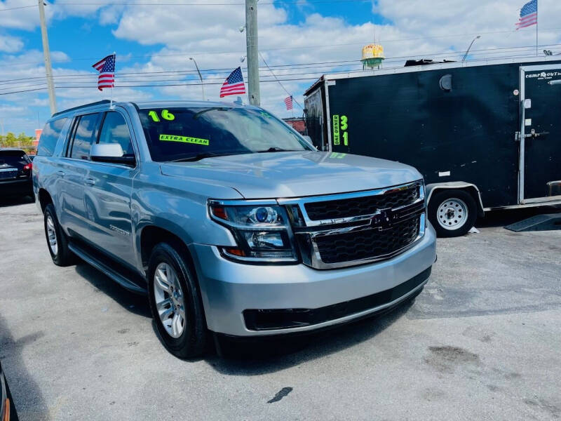 2016 Chevrolet Suburban LT photo 4