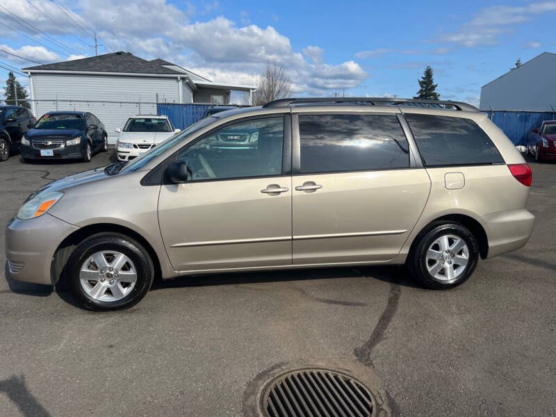 2004 Toyota Sienna LE's photo