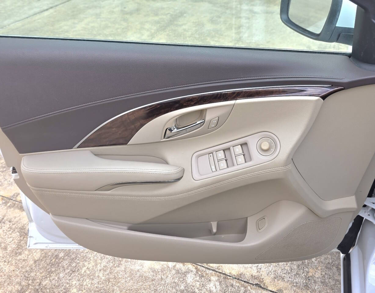 2014 Buick LaCrosse Base 4dr Sedan - White exterior view 18
