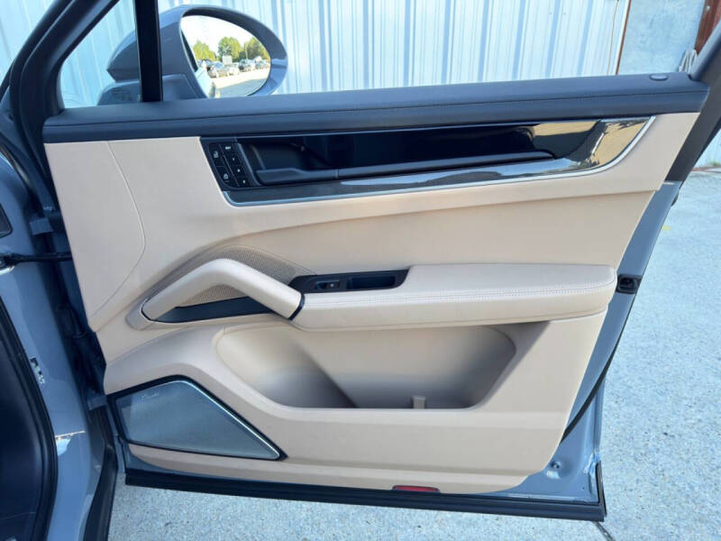 2024 Porsche Cayenne Turbo E-Hybrid Coupe