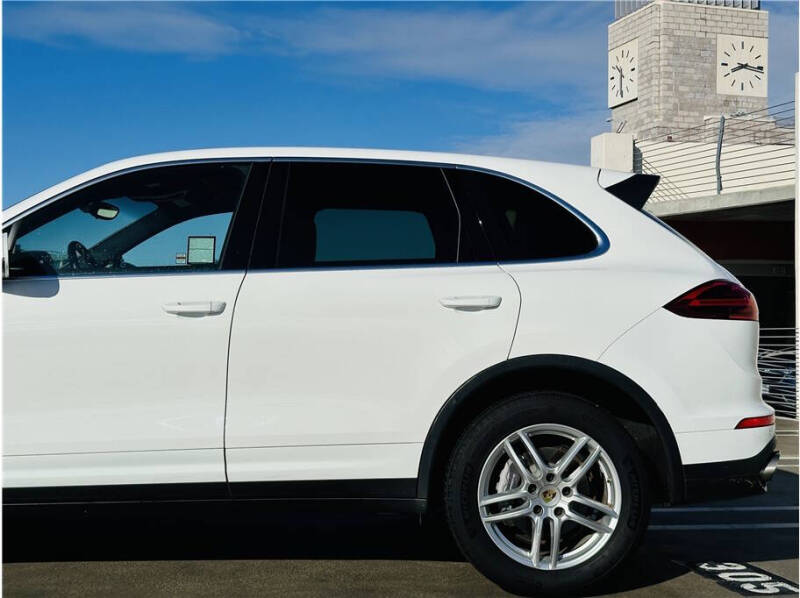 2017 Porsche Cayenne Platinum Edition