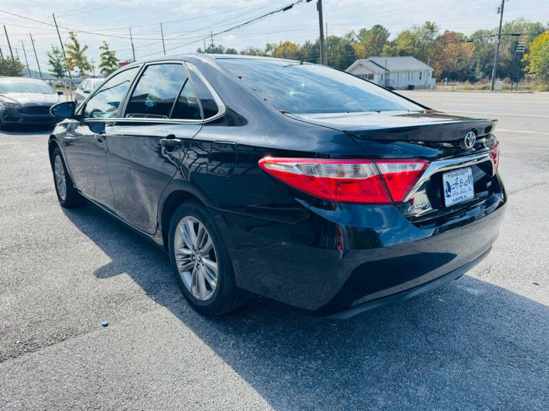 2017 Toyota Camry SE photo 5