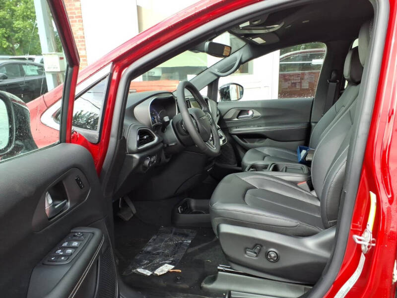 2027 Chrysler Pacifica Select