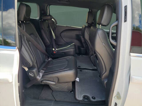 2027 Chrysler Pacifica LX