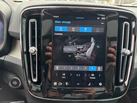 2025 Volvo XC40 B5 Core Bright Theme