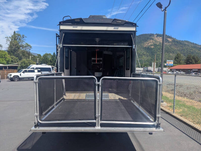 2017 Winnebago Spyder 28SC / 34ft