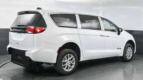 2025 Chrysler Voyager LX