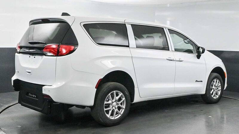 2025 Chrysler Voyager LX