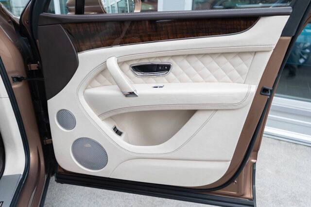 2017 Bentley Bentayga 44