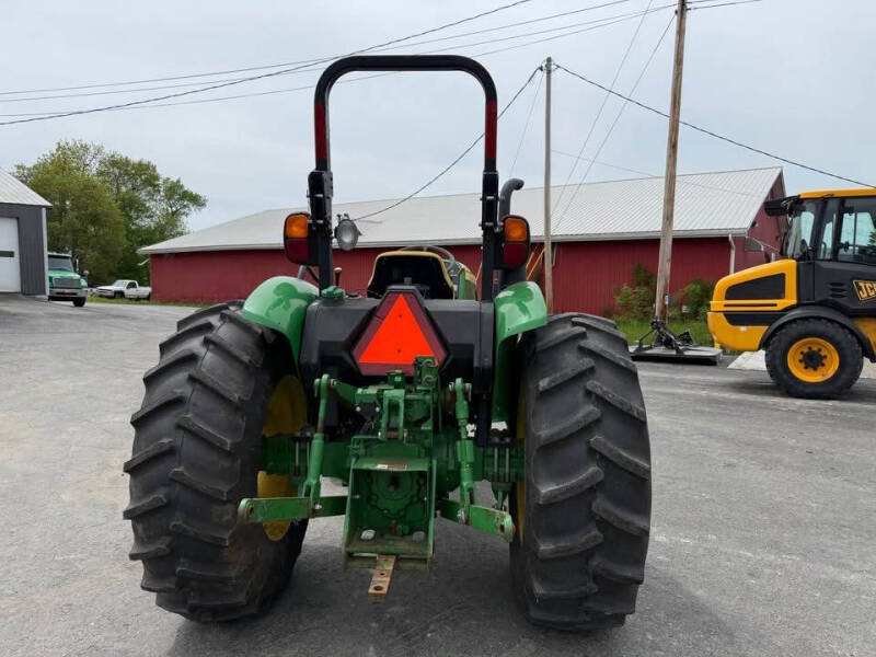 2016 John Deere 5065e