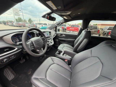 2027 Chrysler Pacifica Select